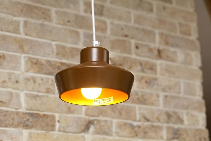 התאורה מעל האי במטבח