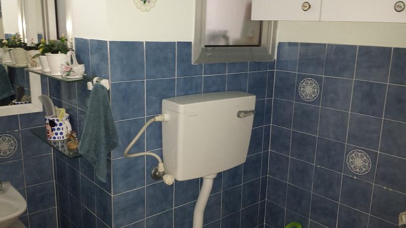 השירותים לפני השיפוץ