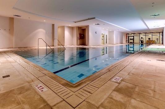 בריכת שחייה במרתף