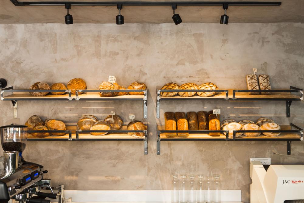 מדפי ברזל לחמים קיר שליכט בטון