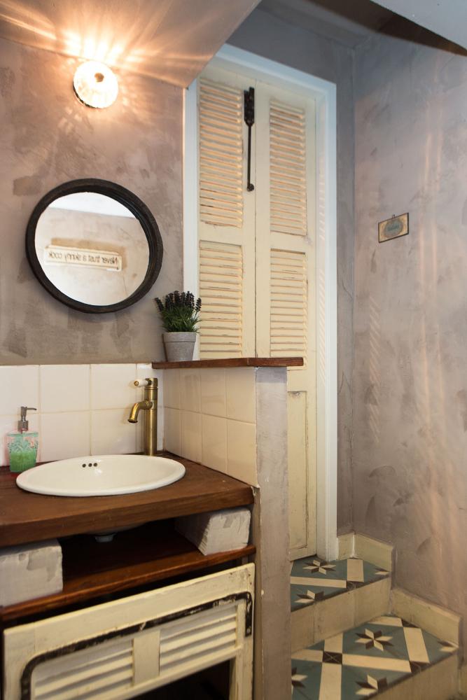 מבואת כניסה שירותים דלת תריס עץ