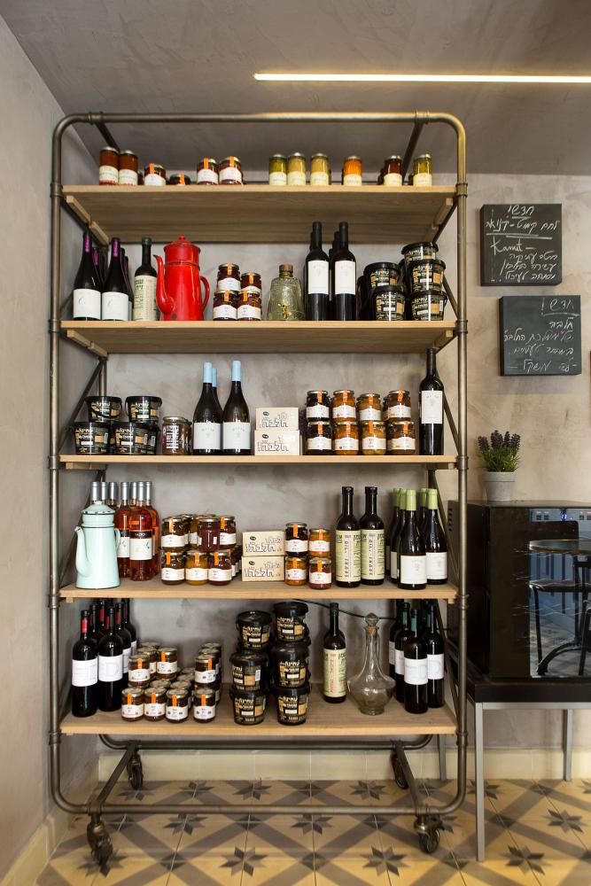 עגלת ברזל להצגת מוצרי בוטיק בשילוב מדפי עץ