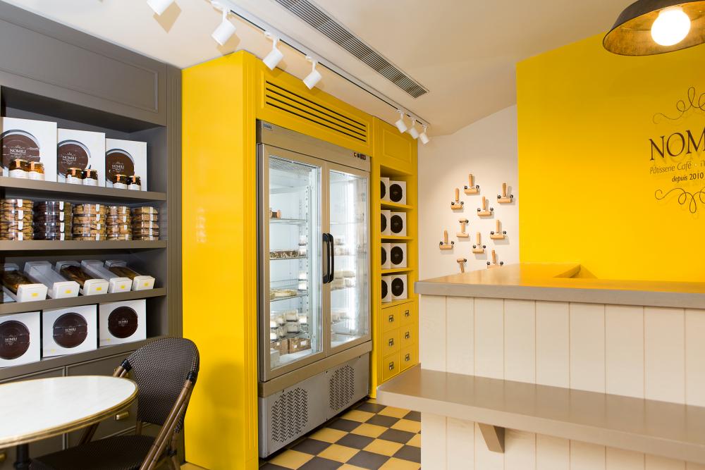 חיפוי מקרר תצוגת עוגות בבית קפה