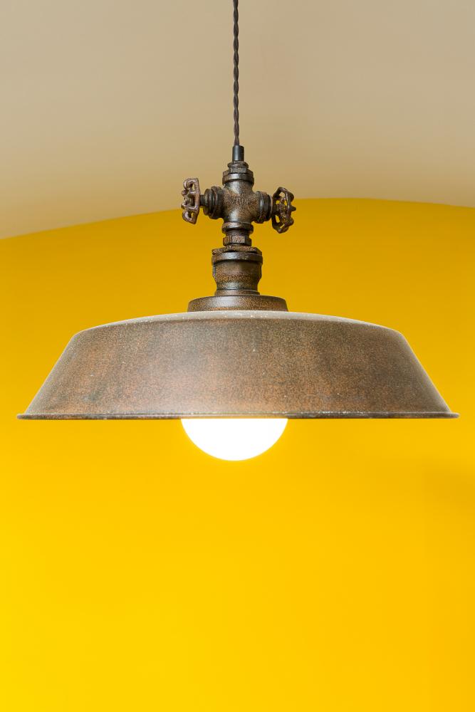 גוף תאורה בסגנון תעשייתי