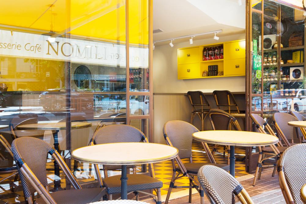 כסאות פריזאיים בבית קפה פטיסרי בשרון