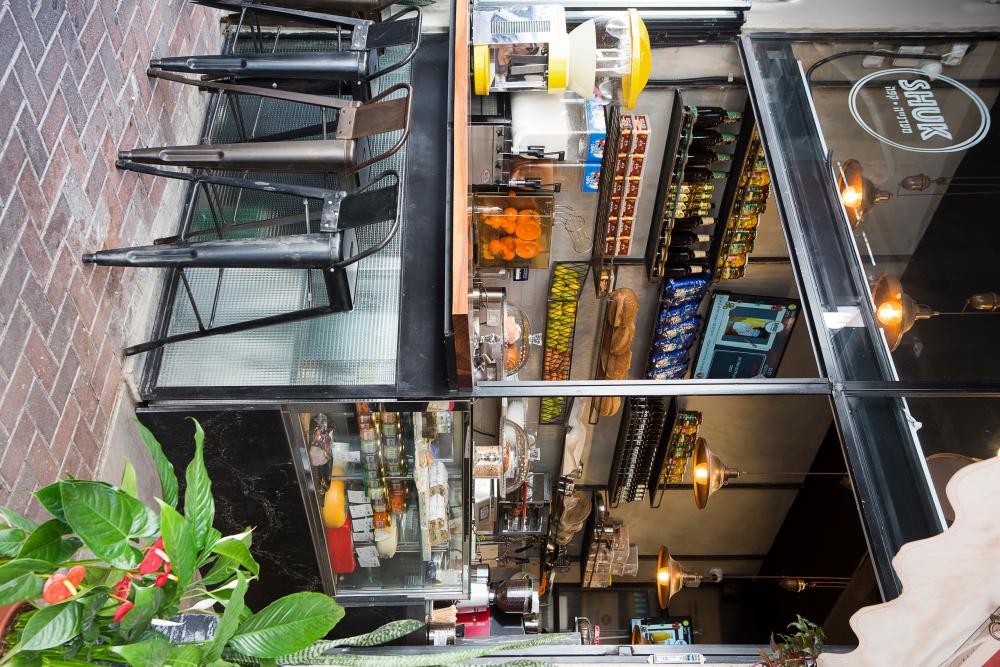 דלפק עץ בחזית חנות