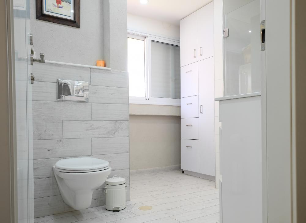 חדר רחצה ושרותים