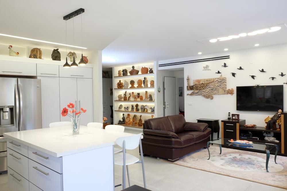 מבט מפינת האוכל אל המבואה