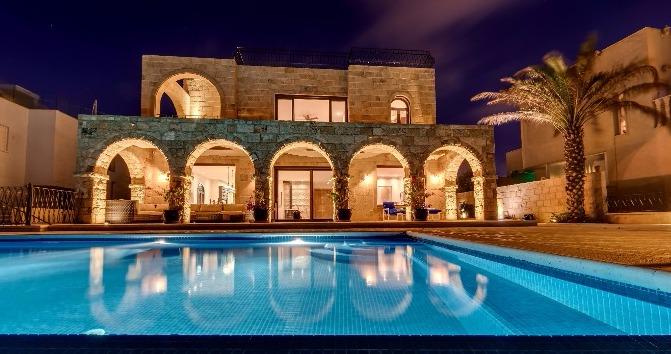 בריכת שחייה קצה נעלם אינפיניטי INFINITY