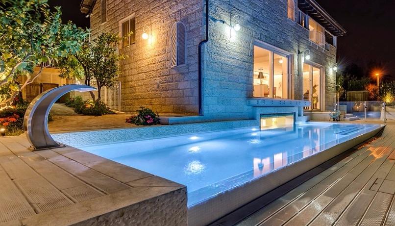 בריכת שחייה עם חלון תת מימי