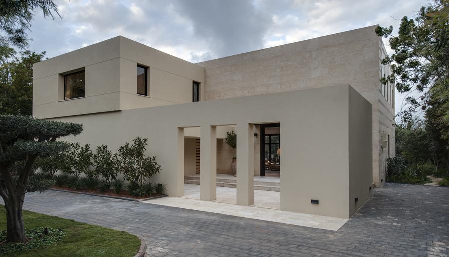 כניסה למבנה.