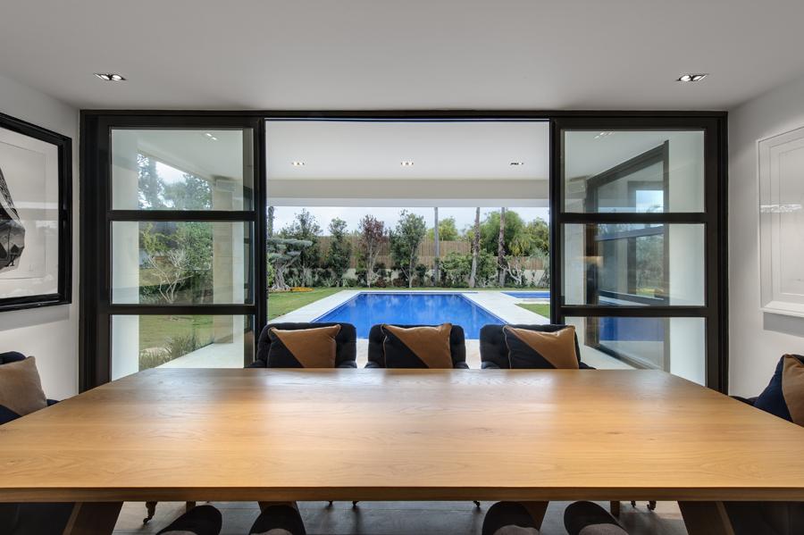 מבט אל הבריכה.