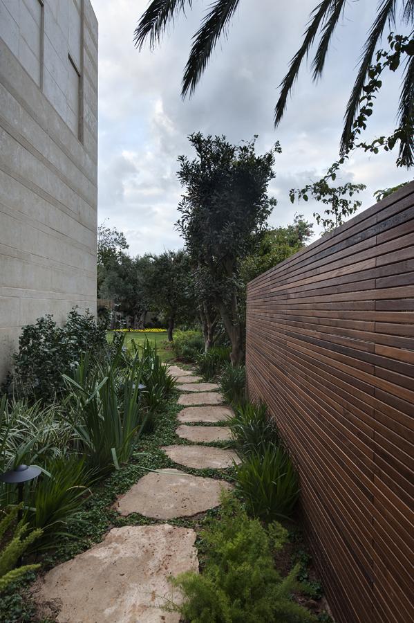 מעבר צד לגינה.