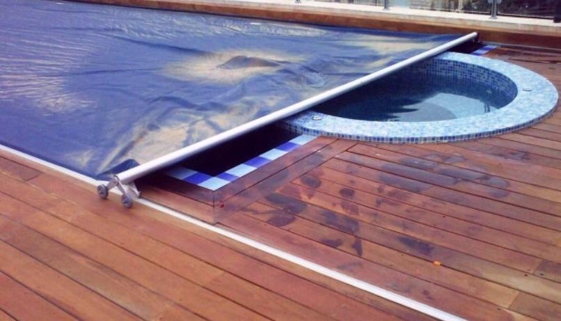 בריכה בפנטהאוז עם ג'קוזי