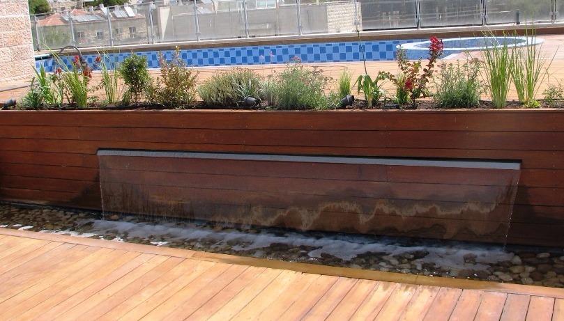 בריכת נוי עם בריכה וג'קוזי בנוי בפנטהואס