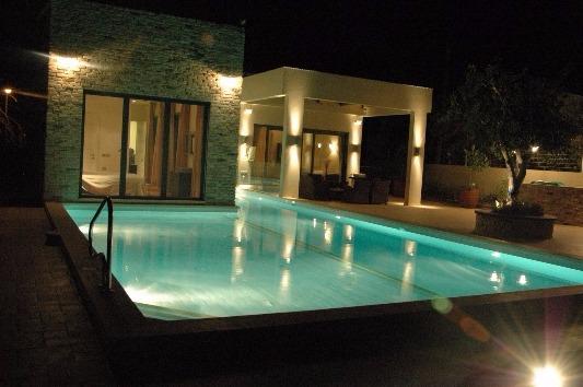 בריכת שחייה דו-מפלסית