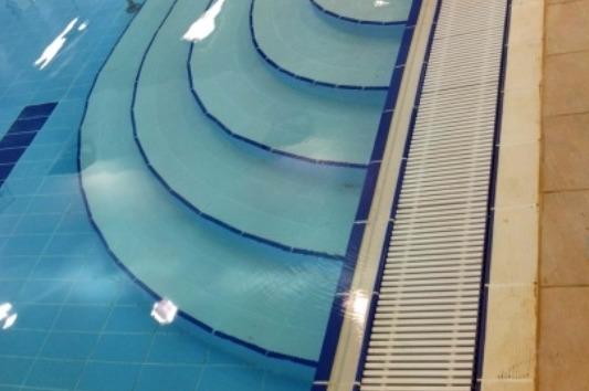 בריכת שחייה בית חינוך עיוורים - מדרגות הכניסה