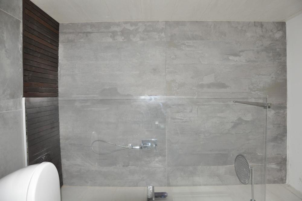 קיר בטון בחדר רחצה