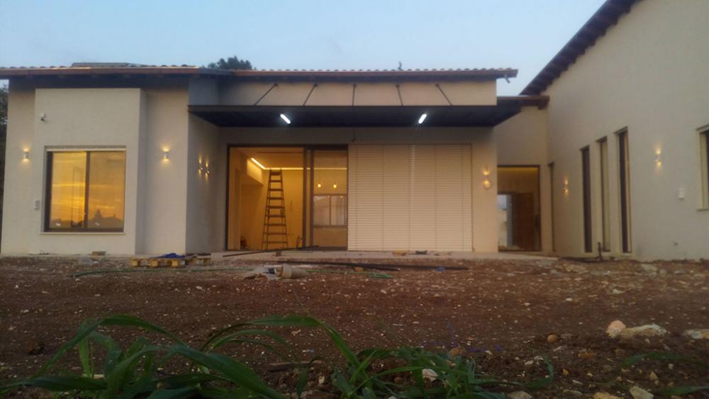 פרגולת אלומיניום ביציאה לחצר