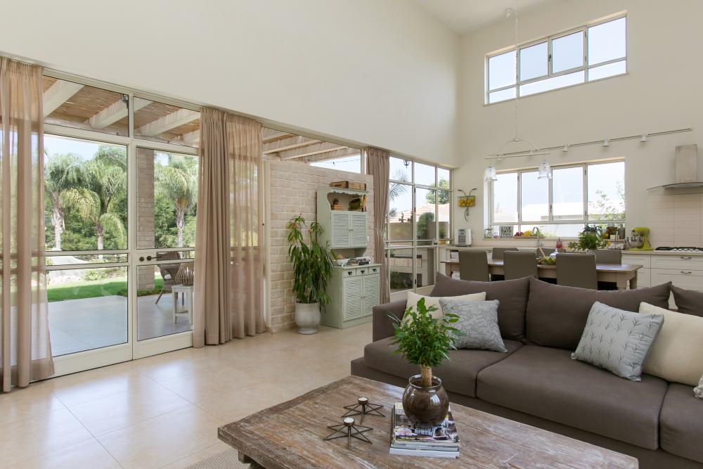 סלון המשקיף לנוף הפקאנים