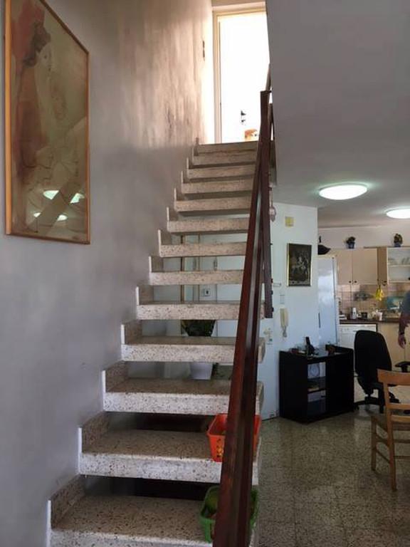 לפני מדרגות