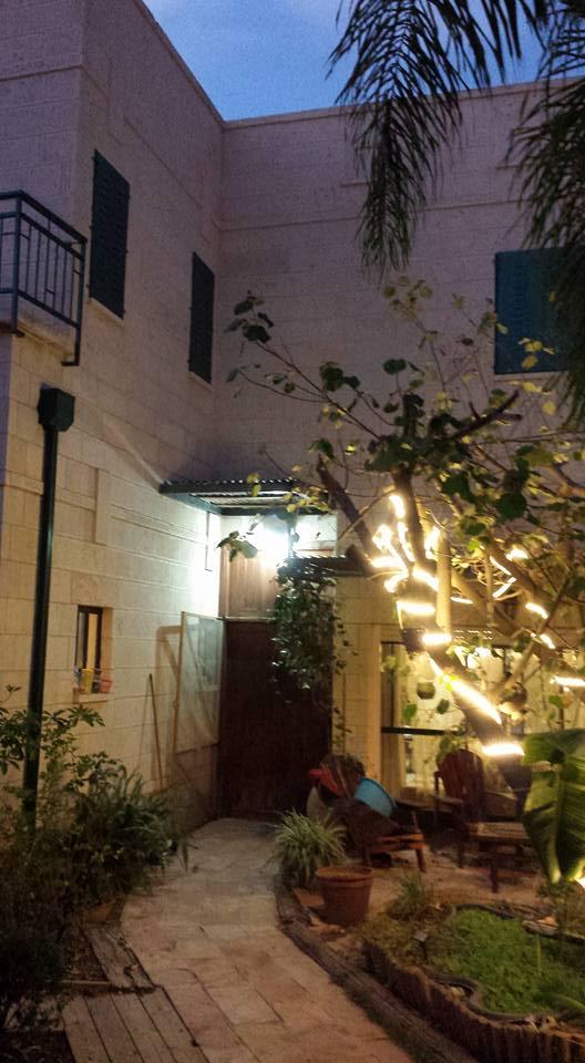 חזית קדמית בתאורת בין-ערביים