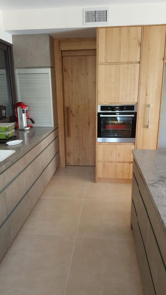 קיר ארונות גבוהים וכניסה למזווה