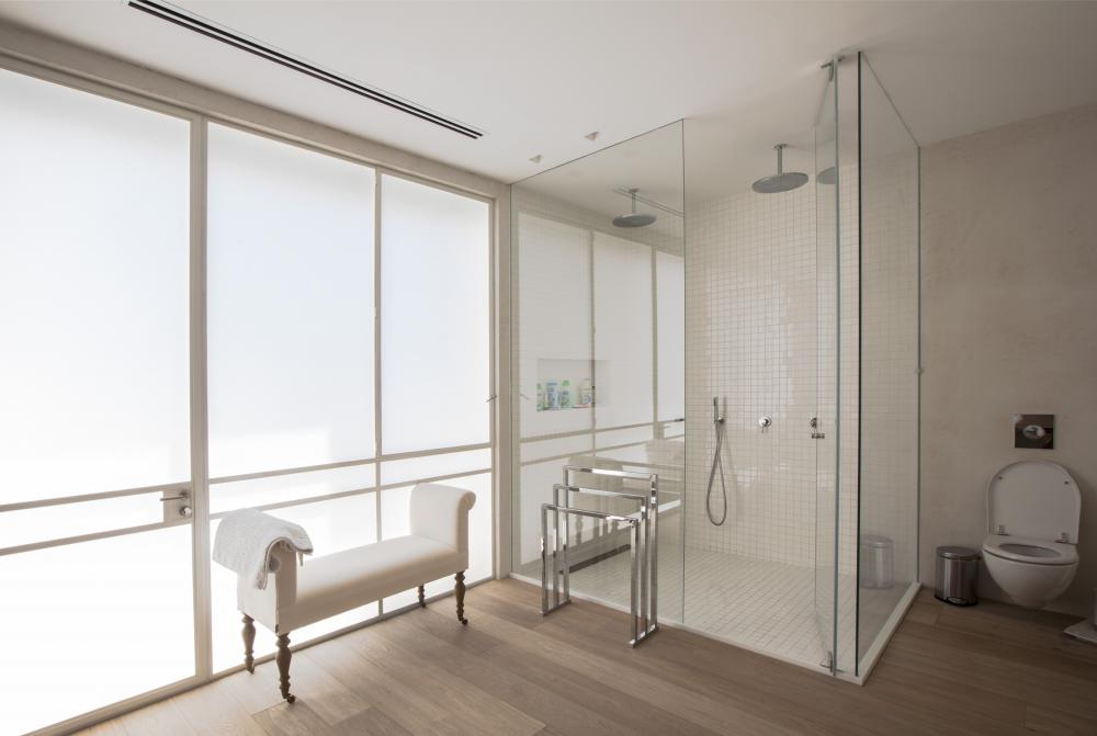 מקלחת בקומה עליונה