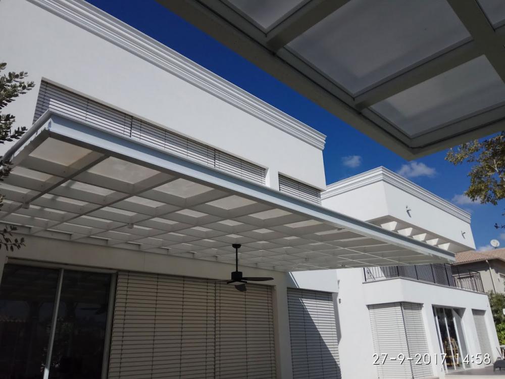 פרגולת אלומיניום לבנה