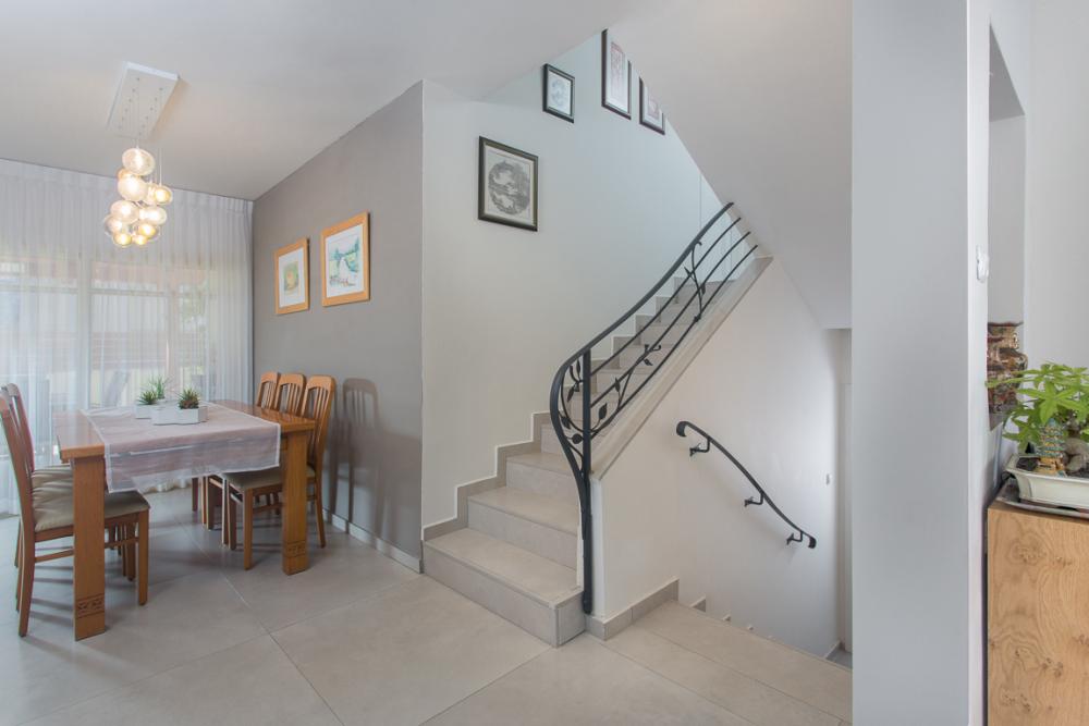 פינת אוכל וגרם המדרגות