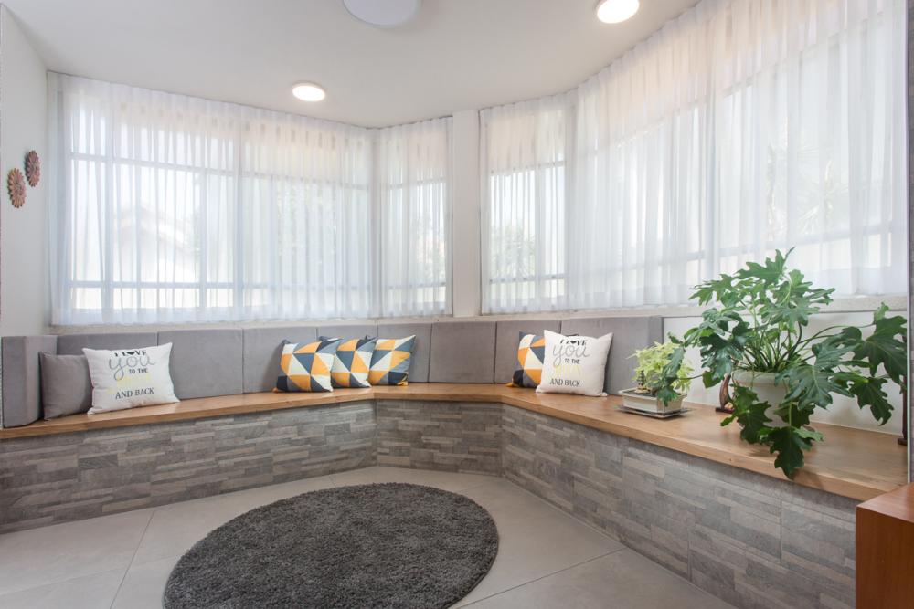 פינת ישיבה על אדן החלון