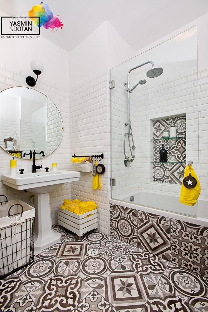 אמבטיה - שחור לבן ונגיעות של צהוב