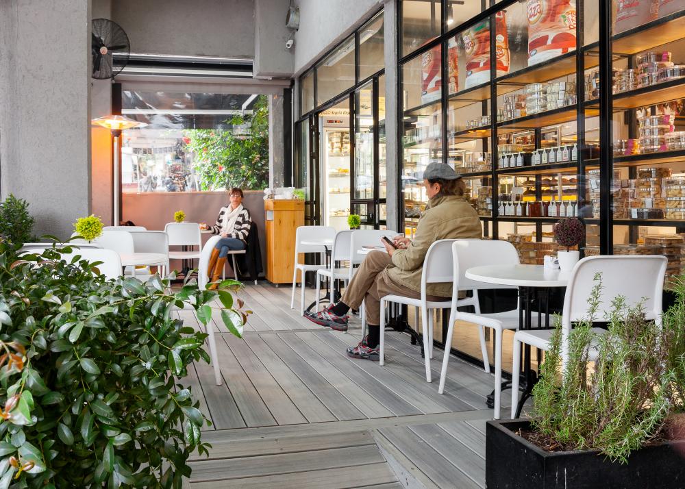 מבט על שולחנות הישיבה מבחוץ