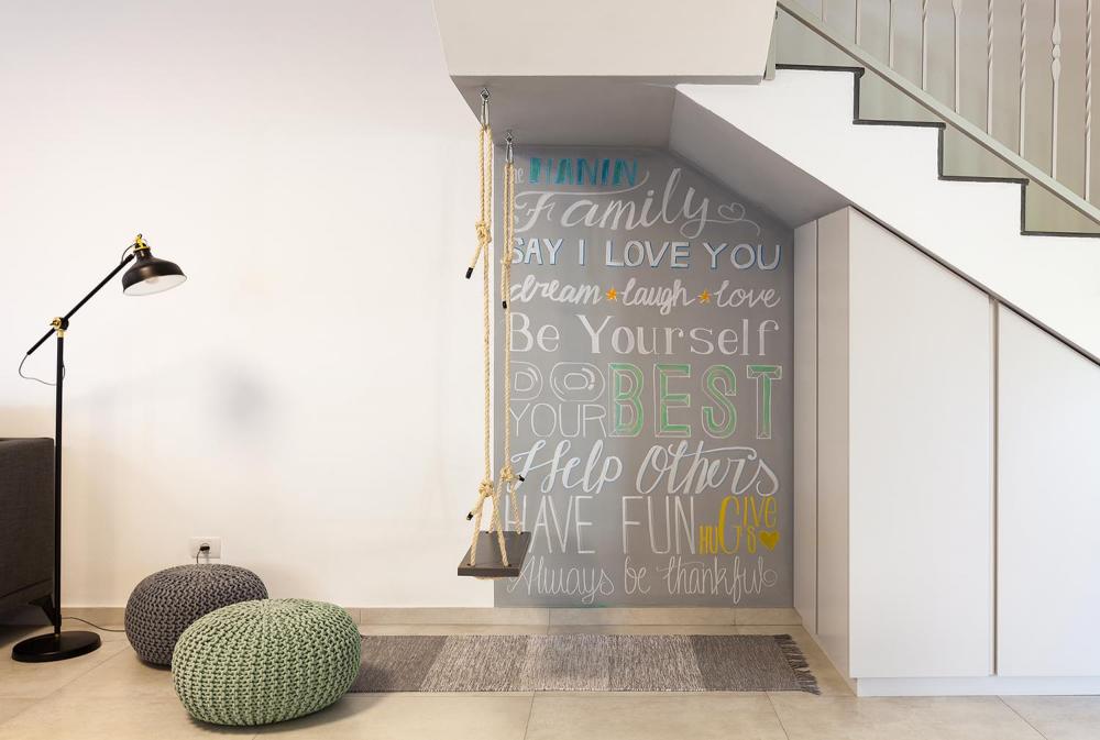 מבט 1 מתחת למדרגות