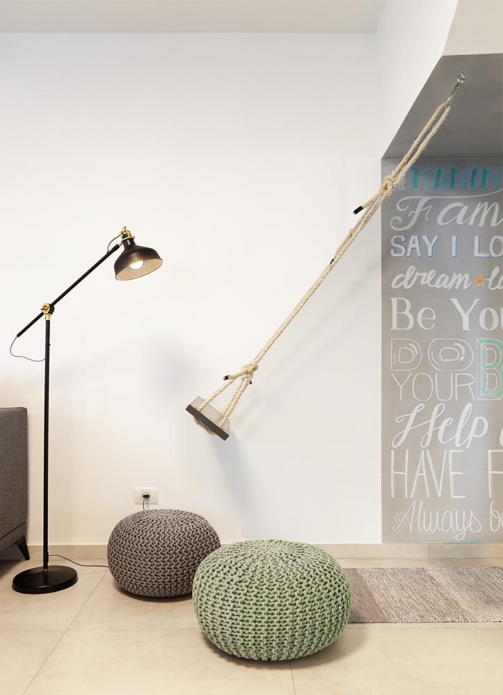 מבט 2 מתחת למדרגות