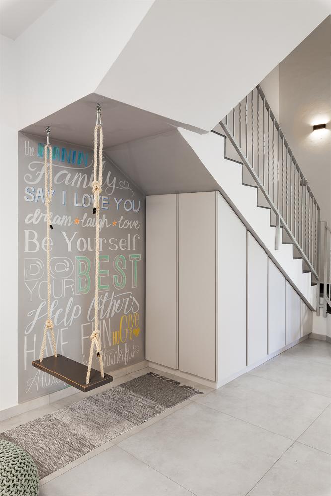 מבט 3 מתחת למדרגות