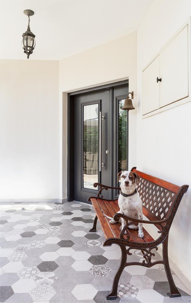 מבט חצר כניסה לבית 1