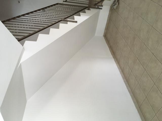 מתחת למדרגות לפני