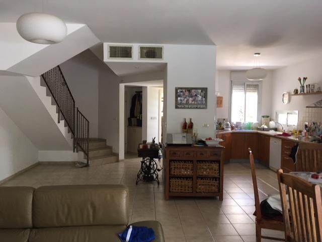 מבט כללי לכיוון מטבח ומדרגות לפני