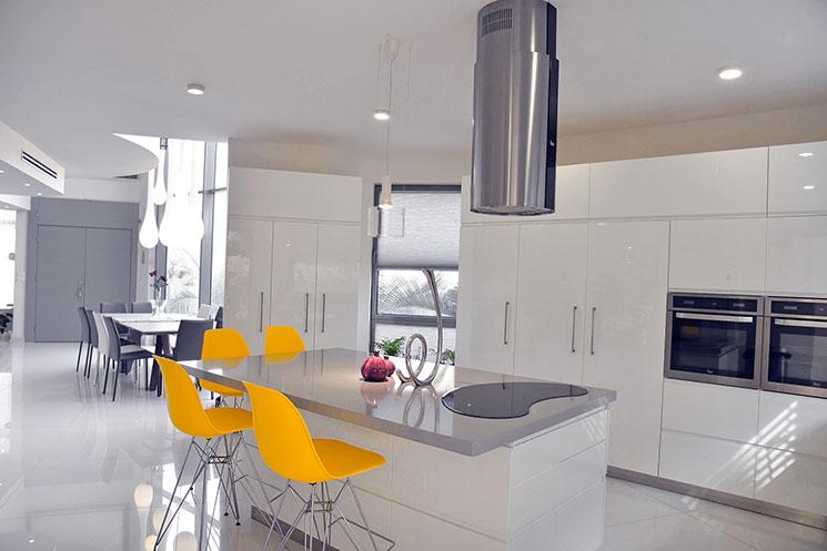 מטבח עם נקודות צבע