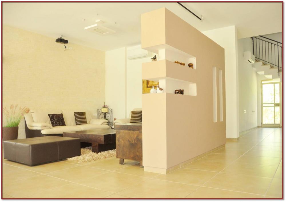 קיר מפריד בין הכניסה לסלון