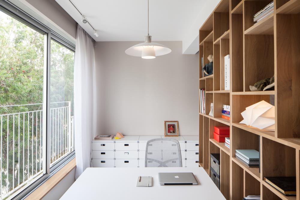 פינת העבודה . מצד אחד שימוש בסיפריה עבור פינת העבודה