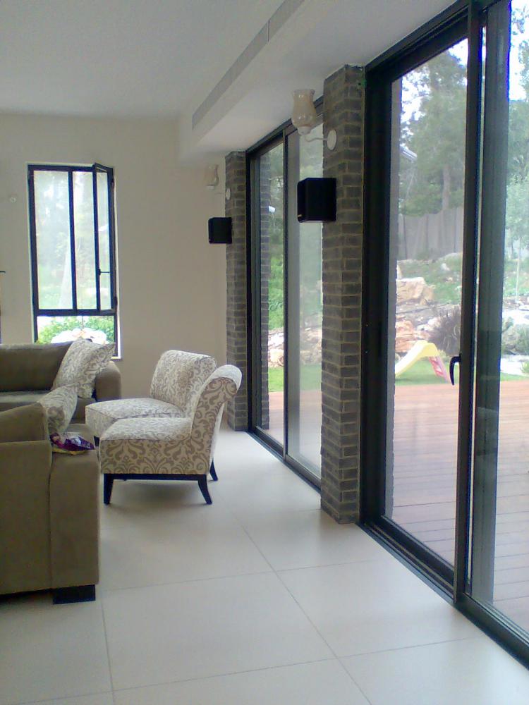 מבט על קיר הסלון הפונה לפטיו