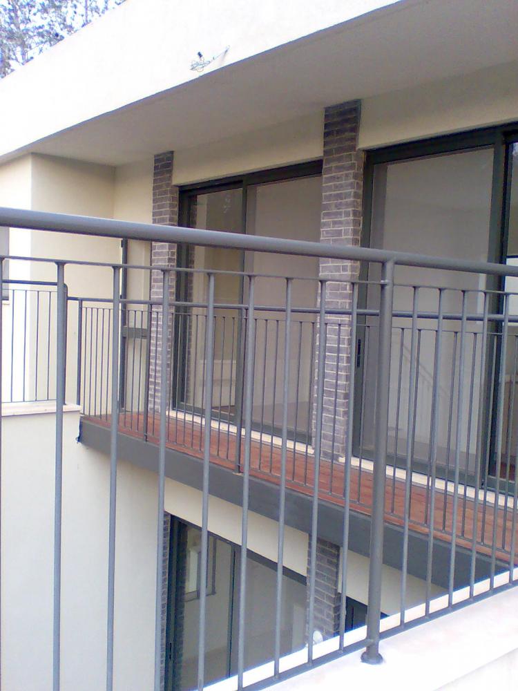 גשר המחבר בין שתי המרפסות העליונות