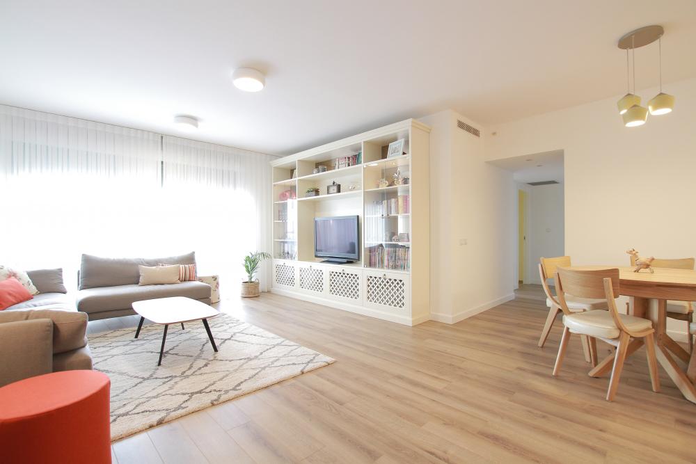 מבט על הסלון מהכניסה לדירה