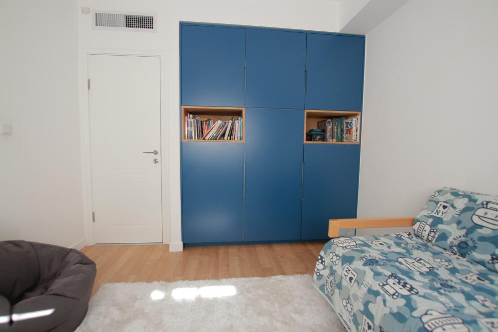 חדר ילדים עם ארון שנבנה בנגריה