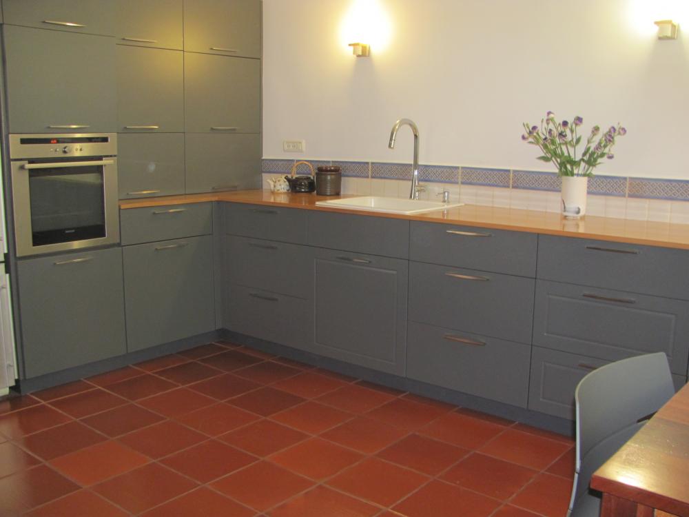 מיטבח עם משטח עץ