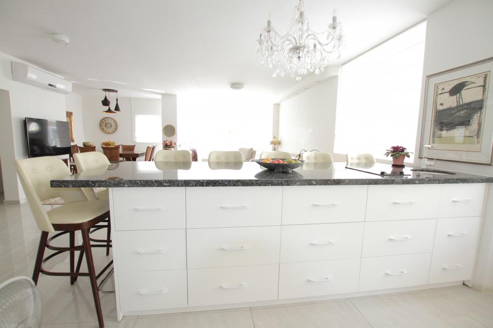 אי המטבח עם מבט לסלון