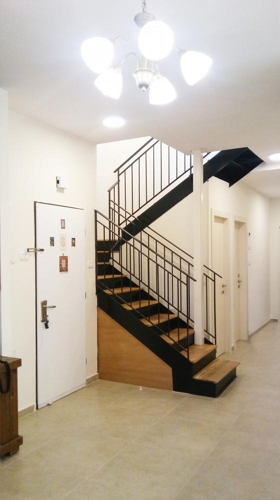 מדרגות לקומה השנייה