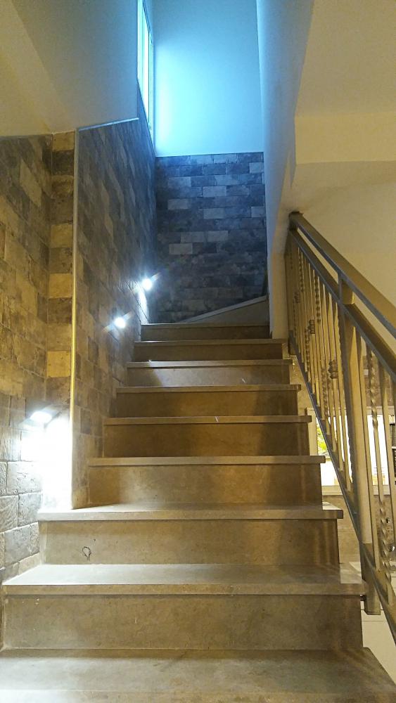 אחרי - מדרגות לקומה השנייה